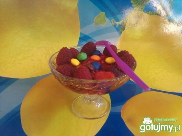 Lody z sosem malinowym. Lody z sosem malinowym.