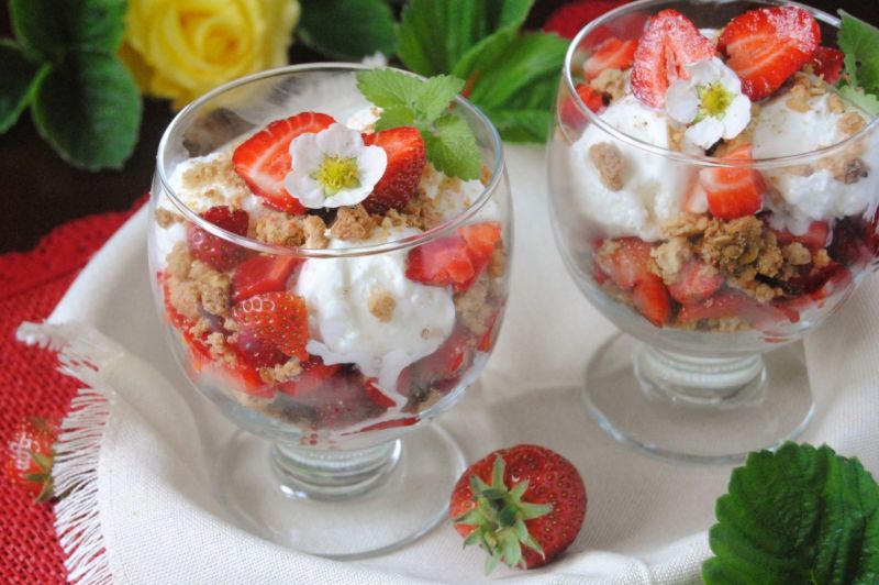 Lody z truskawkami i domową kruszonką