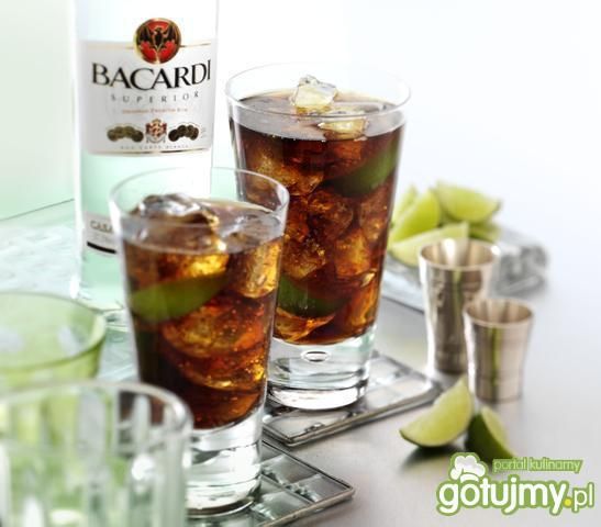 Long drink Bacardi z Colą i limonką