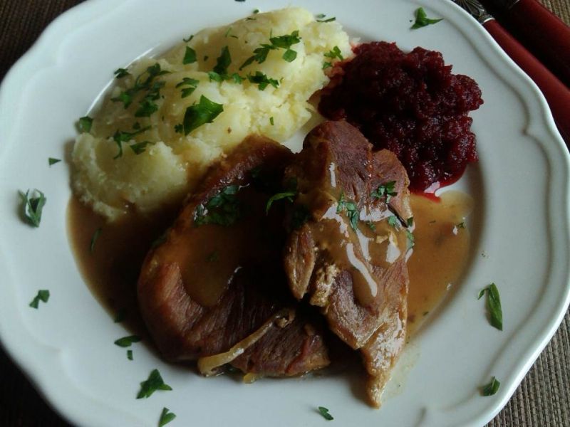 Łopatka duszona z białą cebulą  