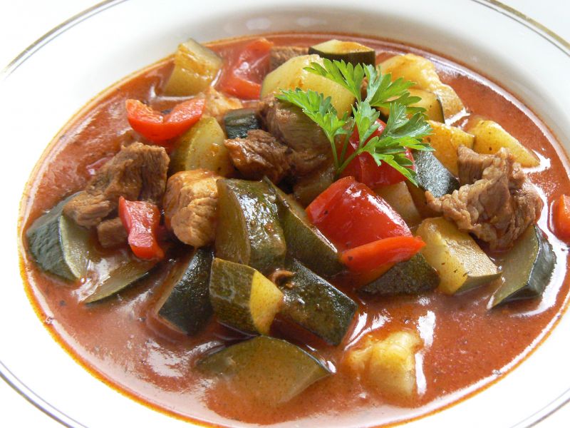 Łopatka duszona z cukinią i papryką