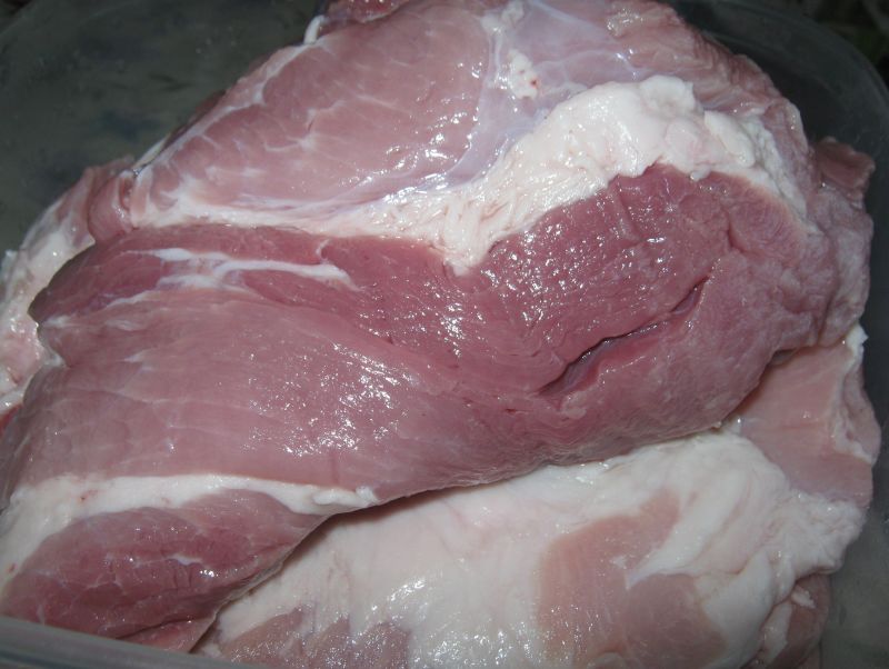 Как отличить говяжью. Цвет свинины должен быть. Отличить говядину от свинины. Какого цвета должна быть свинина. Отличие свинины от говядины.