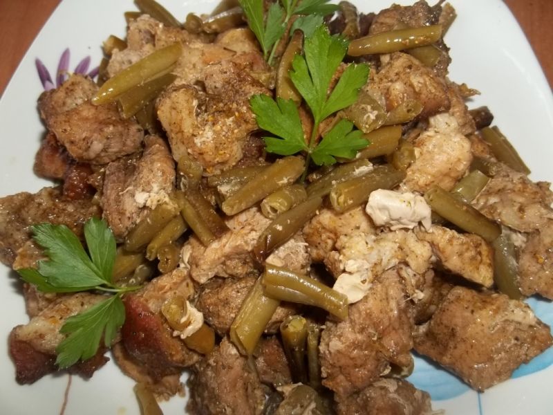 Łopatka pieczona z fasolką