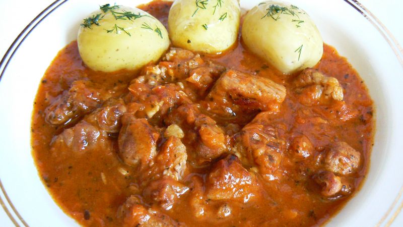 Łopatka w sosie z pomidorów i marchewki Łopatka w sosie z pomidorów i marchewki