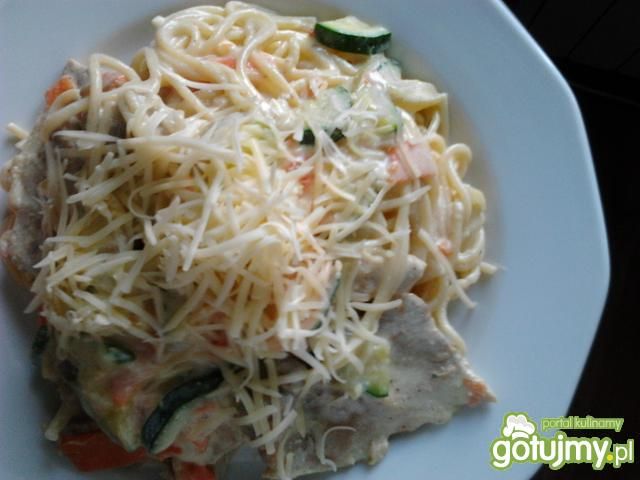 Łopatka w sosie śmietanowym z makaronem