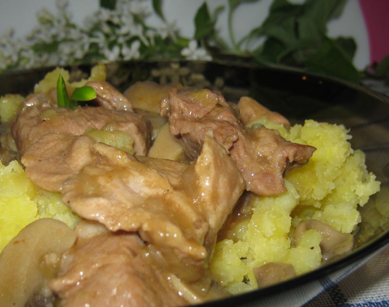 Łopatka w sosie z pieczarkami Łopatka w sosie z pieczarkami