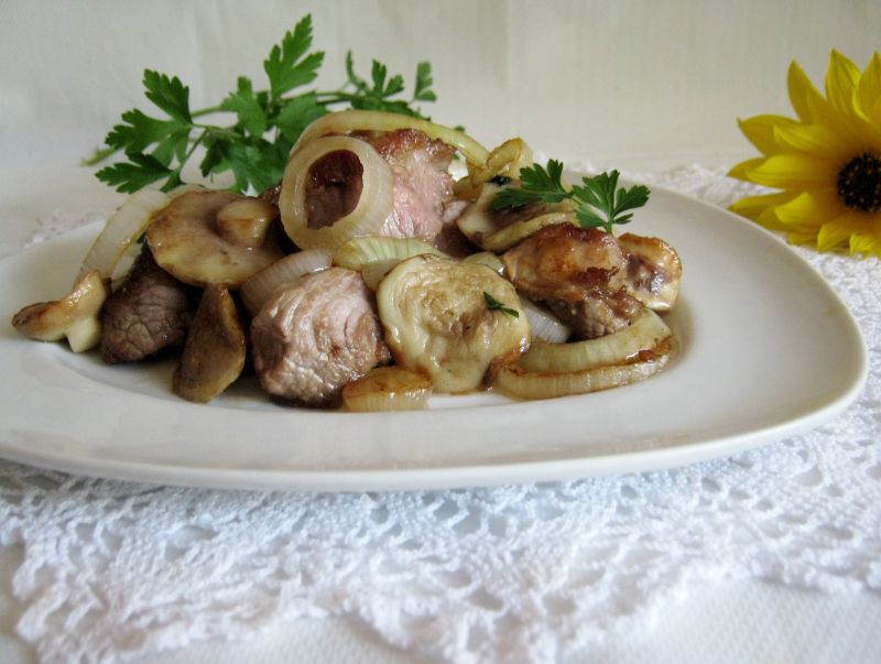 Łopatka wieprzowa duszona z maślakmi Łopatka wieprzowa duszona z maślakmi