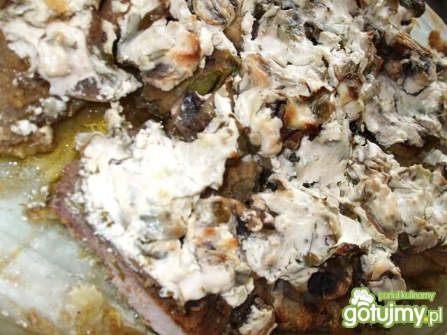 Łopatka wieprzowa pieczona z pieczarkami Łopatka wieprzowa pieczona z pieczarkami