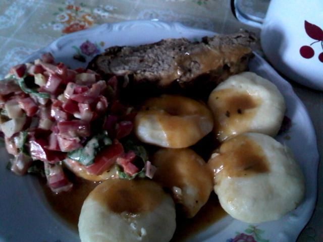 Łopatka z kluskami i surówką z papryki Łopatka z kluskami i surówką z papryki