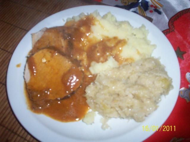 Łopatka z zasmażana kapustą. Łopatka z zasmażana kapustą.