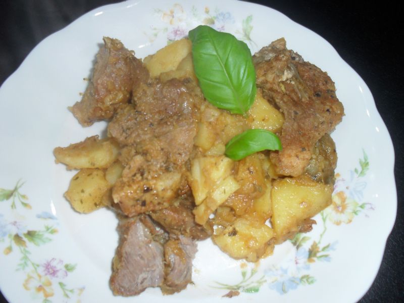 Łopatka z ziemniakiem i cebulą z rękawa