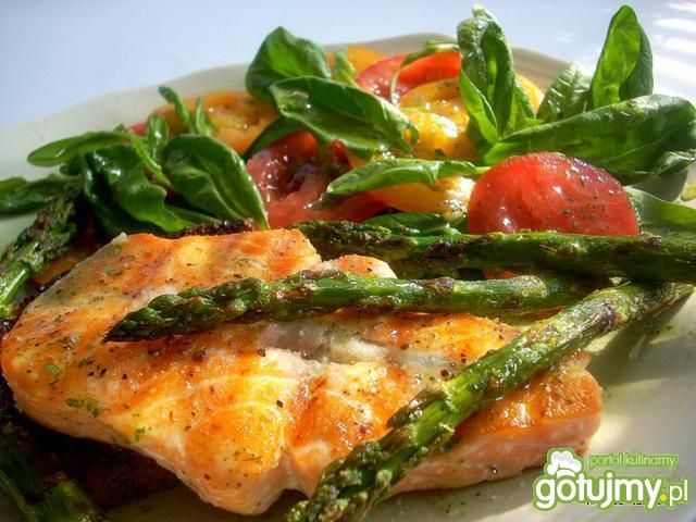 Łosoś butterfly na grzance z warzywami Łosoś butterfly na grzance z warzywami