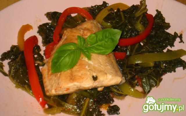 Łosoś duszony z warzywami