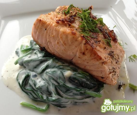 Łosoś gotowany i opiekany na szpinaku
