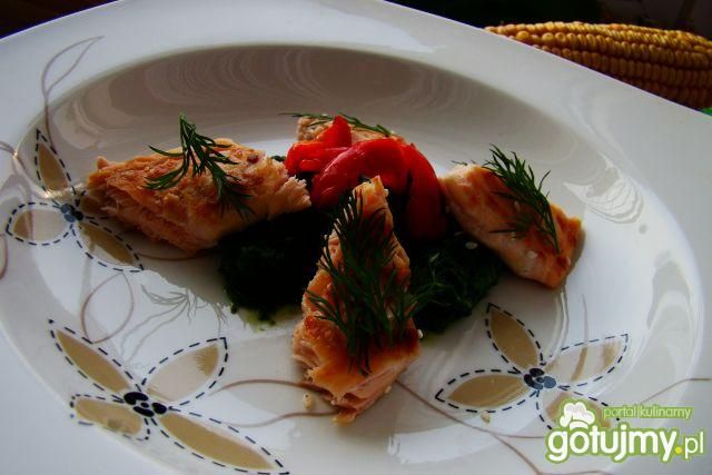 łosoś grillowany podany na szpinaku  łosoś grillowany podany na szpinaku