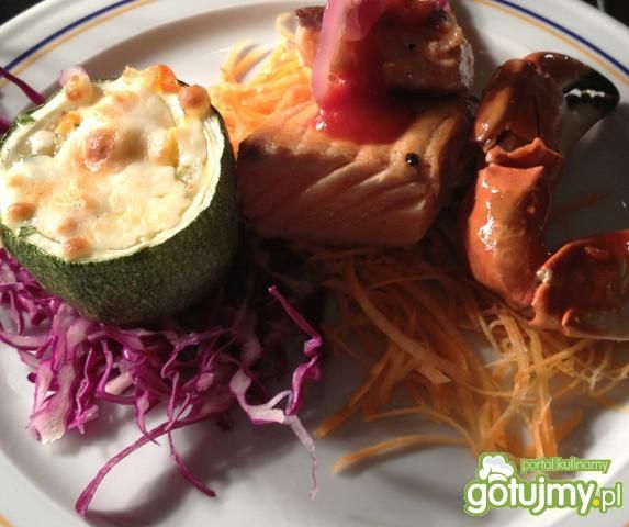 Łosoś grillowany z nadziewaną cukinią. Łosoś grillowany z nadziewaną cukinią.