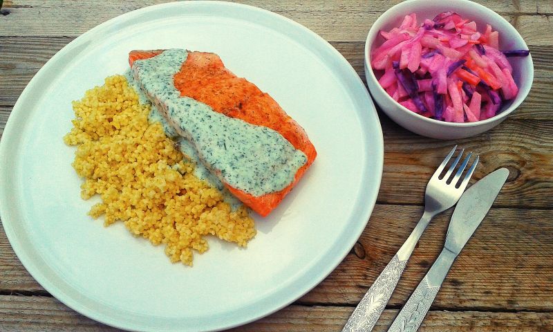 Łosoś grillowany z sosem jogurtowo – ziołowym Łosoś grillowany z sosem jogurtowo – ziołowym
