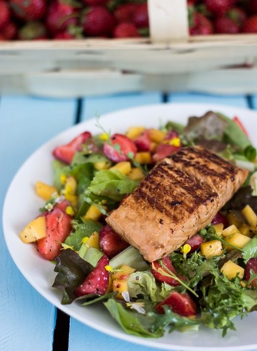 Łosoś grillowany z surówką z truskawek i mango