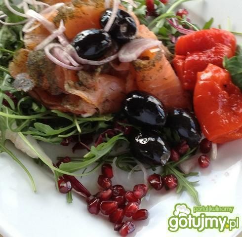 Łosoś marynowany z czarnymi oliwkami.