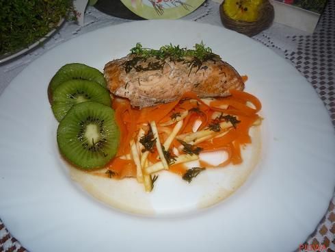 Łosoś na parze, z jarzynami i sosem.  Łosoś na parze, z jarzynami i sosem.