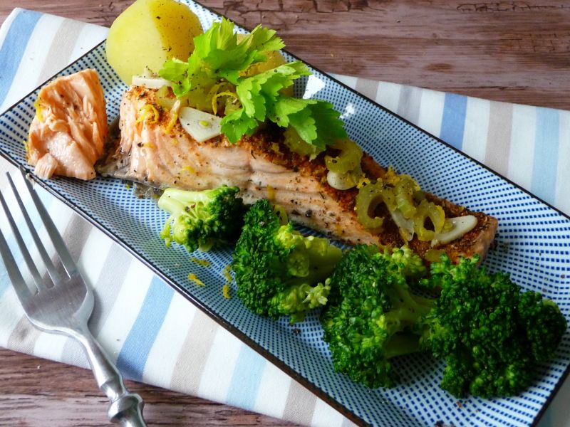 Łosoś na parze z płatkami czosnku Łosoś na parze z płatkami czosnku