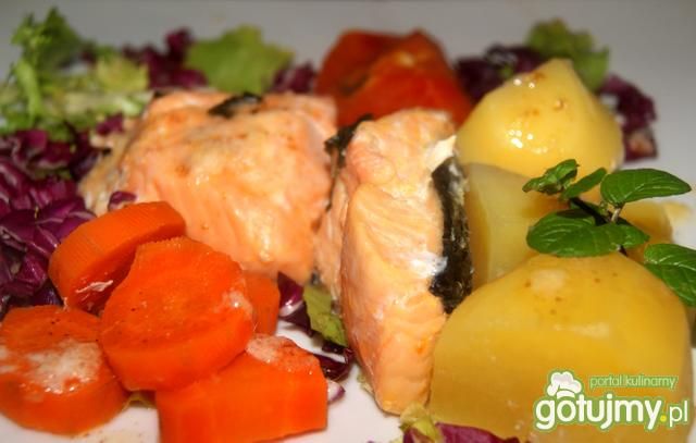 Łosoś na parze z warzywami Łosoś na parze z warzywami