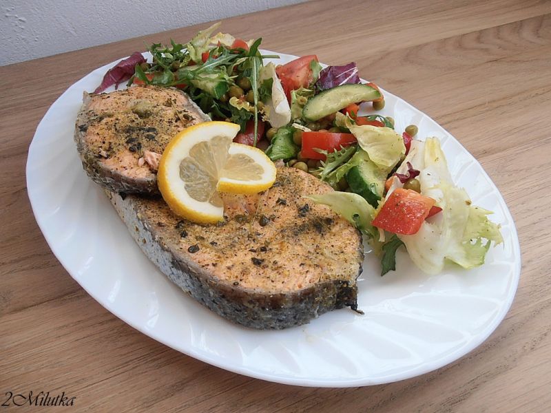Łosoś na parze z wiosenną sałatką