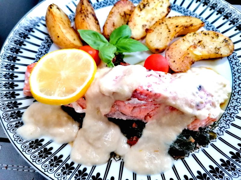 Łosoś na pysznym szpinaku z sosem chrzanowym Łosoś na pysznym szpinaku z sosem chrzanowym