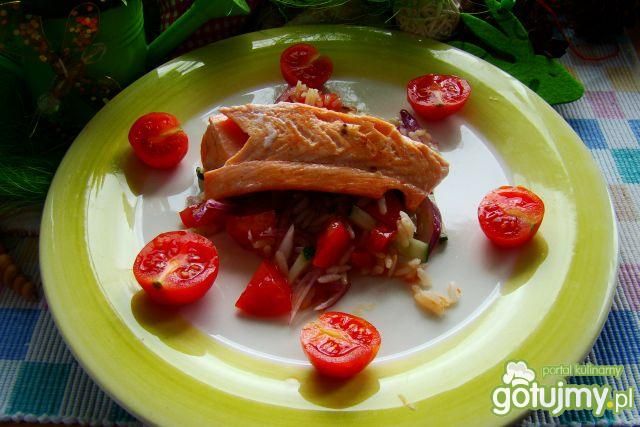 Łosoś na ryżu z salsą z sosem słodkim ch