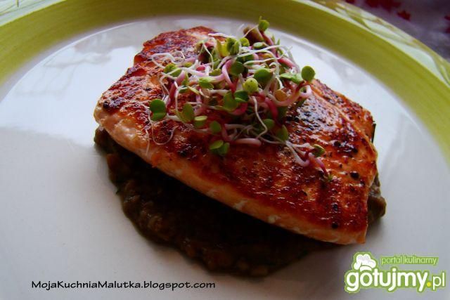 Łosoś na soczewicy z masełkiem  Łosoś na soczewicy z masełkiem