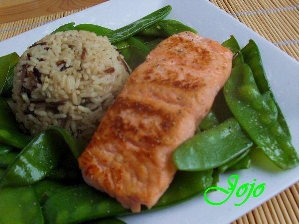 Łosoś na straczkach groszku.