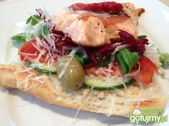 Łosoś na szarpanej bagietce.