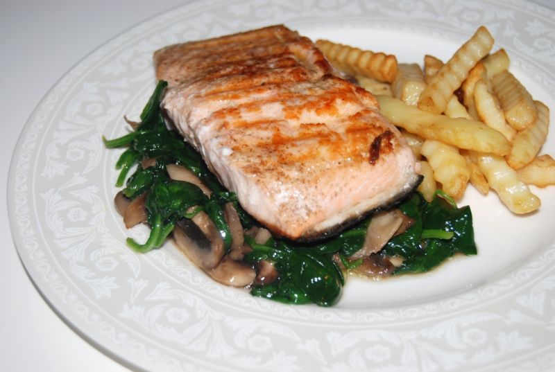 Łosoś na szpinaku z pieczarkami  Łosoś na szpinaku z pieczarkami