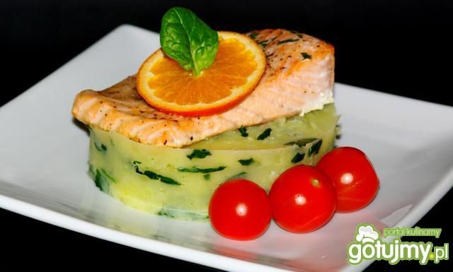 Łosoś na ziemniakach ze szpinakiem