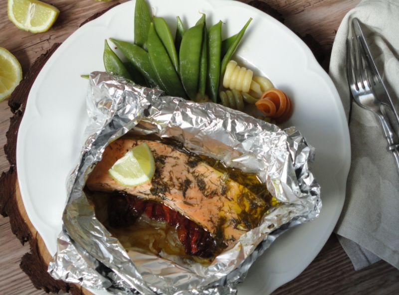Łosoś pieczony w foli z suszonymi pomidorami