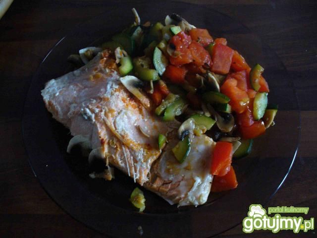 Łosoś pieczony z duszonymi warzywami. Łosoś pieczony z duszonymi warzywami.