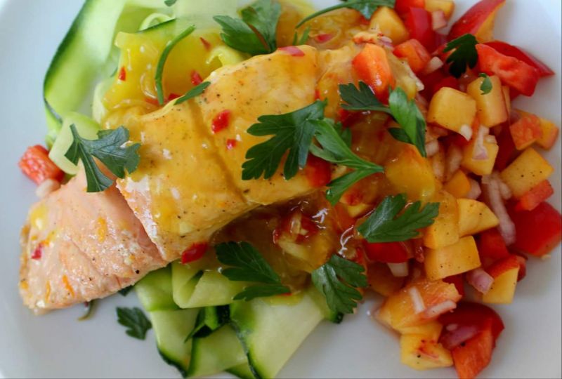 Łosoś pieczony z musem pomarańczowym i salsą