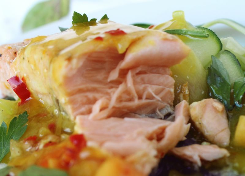 Łosoś pieczony z musem pomarańczowym i salsą