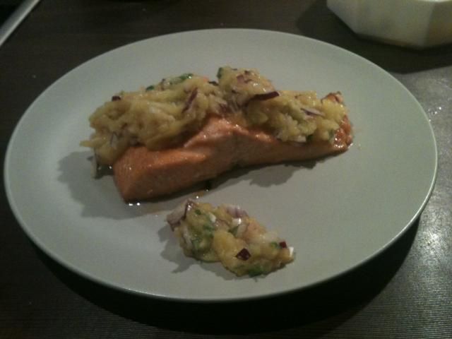 Łosoś pieczony z salsą mango