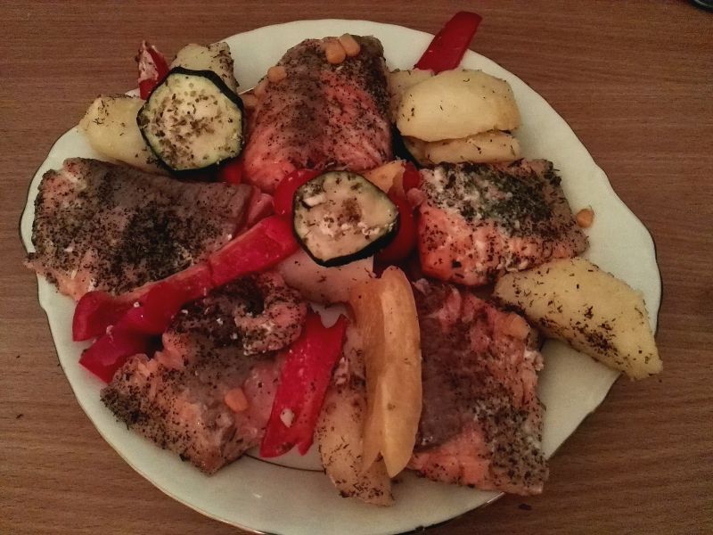 Łosoś pieczony z warzywami i ziemniakami Łosoś pieczony z warzywami i ziemniakami