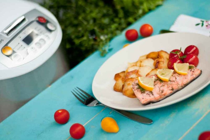 Łosoś pieczony z ziemniakami Łosoś pieczony z ziemniakami