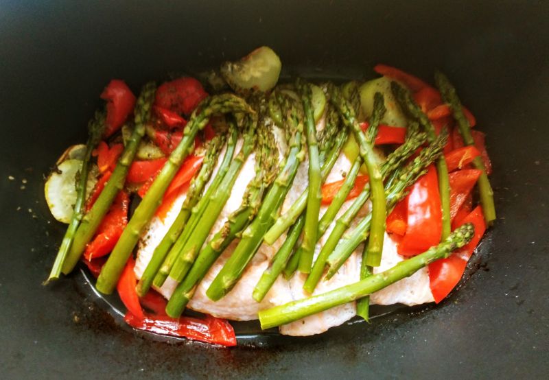 Łosoś pieczony ze szparagami Łosoś pieczony ze szparagami