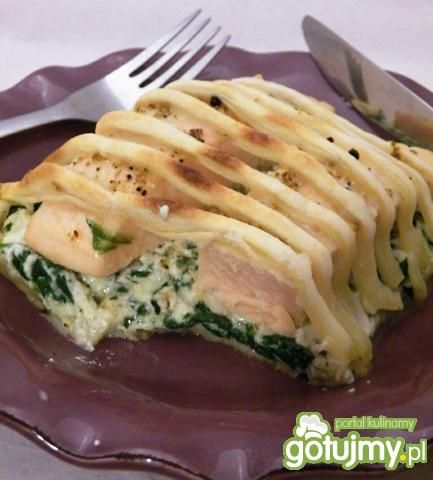 Łosoś pieczony ze szpinakiem w cieście 
