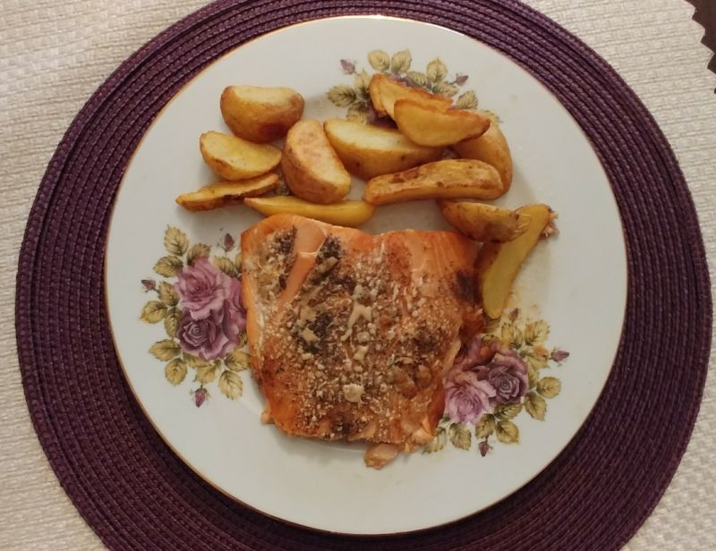 Łosoś po azjatycku z pieczonymi ziemniaczkami