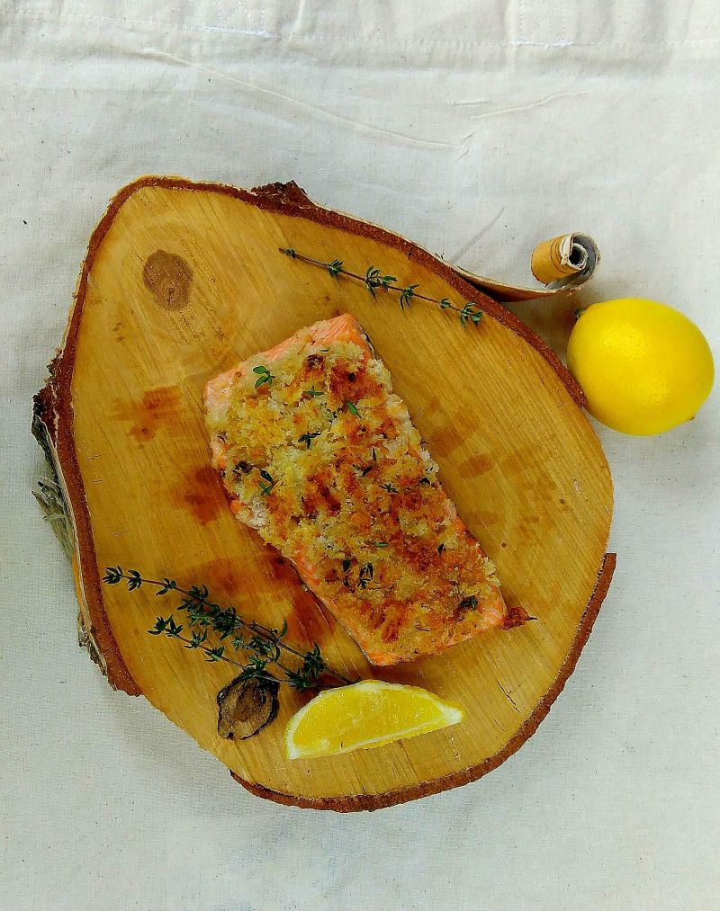 Łosoś pod cytrynowym crumble