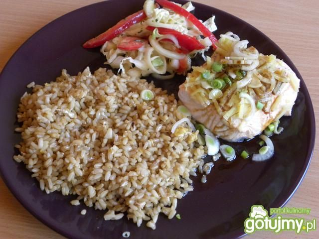 Łosoś pod imbirem ze smażonym ryżem Łosoś pod imbirem ze smażonym ryżem