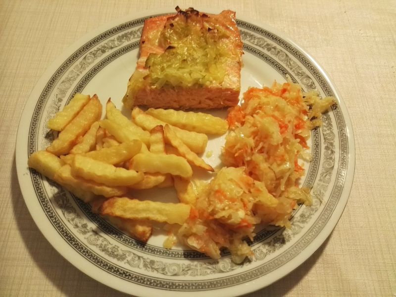 Łosoś pod kołderką porowo-cebulową