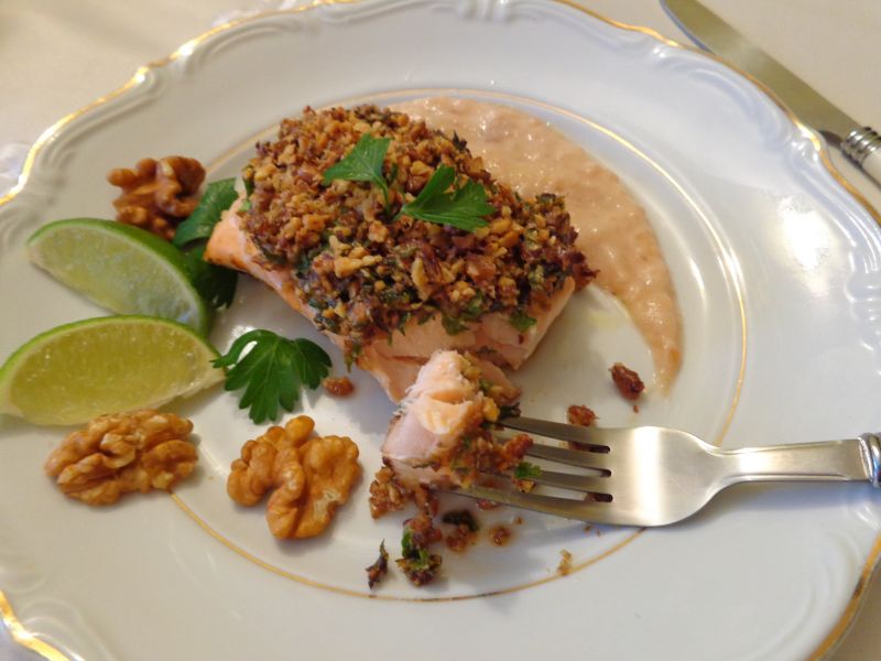 Łosoś pod orzechową kruszonką z sosem jabłkowym