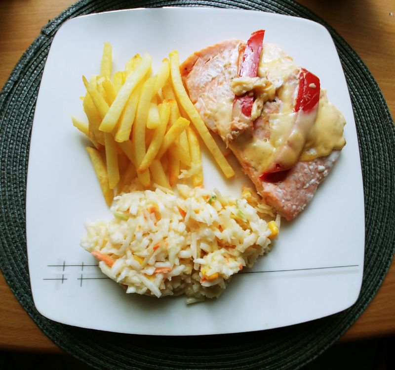 Łosoś pod pierzynką paprykowo-serową