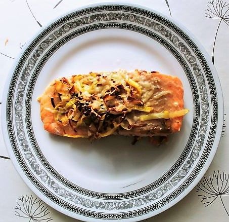 Łosoś pod pierzynką porowo-serową